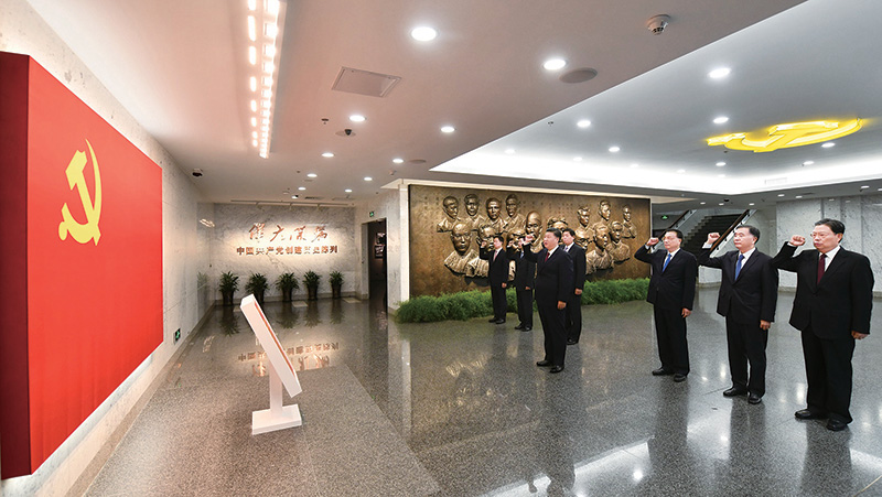 2017年10月31日，中共中央總書記、國家主席、中央軍委主席習近平帶領中共中央政治局常委李克強、栗戰(zhàn)書、汪洋、王滬寧、趙樂際、韓正，瞻仰上海中共一大會址和浙江嘉興南湖紅船。這是31日上午，在上海中共一大會址紀念館，習近平帶領其他中共中央政治局常委同志一起重溫入黨誓詞。 